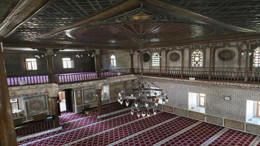 Yozgat’ın eski ama eskimeyen o camisi süslemeleriyle ışıldıyor