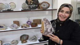 Yozgat’ta çıkarılan doğal taşlar, kadın emeğiyle mücevhere dönüşüyor