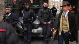 Louvre soygunundaki 'Sherlock Holmes' aslında kim? Dedektif sanılan şık adamın sırrı çözülüyor: Fotoğrafçı açıkladı!