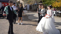 Kırıkkale’de yürekleri ısıtan görüntü: Yaşlı çift, genç çiftin yuvasını kurdu!