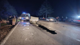 Afyonkarahisar’da 2 otomobil kafa kafaya çarpıştı: 4 çocuk hastaneye kaldırıldı!