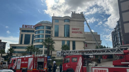 Pendik Özel Emsey Hastanesi’nde çatı yangını! İtfaiye müdahalesiyle kontrol altında