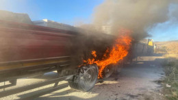 Afyonkarahisar’da seyir halindeyken alev alan TIR, paniğe yol açtı