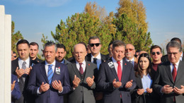 Özel, Bülent Ecevit'i kabri başında andı!