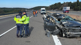 TEM’de otomobil, kamyona arkadan çarpıp hurdaya çıktı