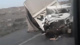 Eskişehir-Ankara yolunda şok anlar! Kamyon refüje çarptı