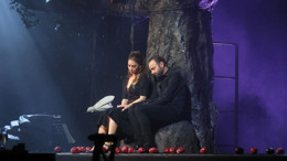 "Aşk Biter Mi" tiyatro oyunu Yenimahalle'de sahnelendi: Başkan Yaşar torunlarıyla birlikte izledi