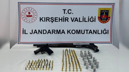 Adeta küçük bir cephanelik... Kırşehir'de ruhsatsız silah bulunduran şahıslara eş zamanlı baskın!