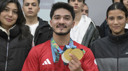 Dünya şampiyonu halterci Özbek, Ankara'da öğrencilerle buluştu