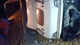 İki ilde feci kaza! Pancar yüklü TIR devrildi, ölü ve yaralılar var