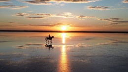 Tuz Gölü’nde kızıllığa boyanan ufuk: Gün batımının büyüsü ziyaretçileri kendine hayran bırakıyor