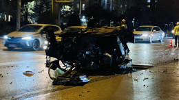 Korku dolu anlar: Kontrolden çıkan otomobil ağaca çarptı, alev topuna döndü! Yaralılar var