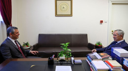 Ayrı partiler, ortak nezaket: Bülent Arınç ve Özgür Özel TBMM'de bir araya geldi