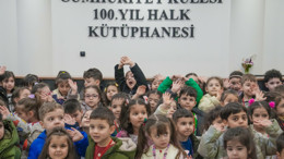 Keçiören’de minik öğrencilerden kütüphane keşfi! Kitaplarla dolu dünyayı yerinde tanıdılar
