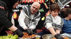 Kızılcahamam Belediye Başkanı Süleyman Acar, Sıra Gecesi'nde çocuklarla birlikte çiğköfte yoğurdu