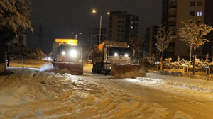 Etimesgut Belediyesi ekipleri karla mücadele için sahada