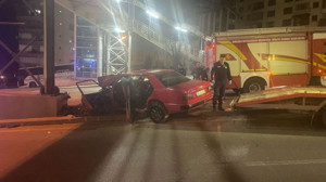 Ankara Keçiören'de bir araç üst geçidin ayağına çarparak durdu, sürücü yaralandı