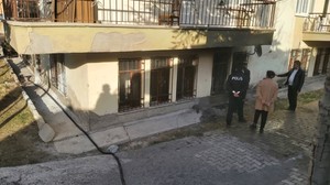Çubuk'ta korkutan ev yangını! 3 çocuk dumandan etkilendi!