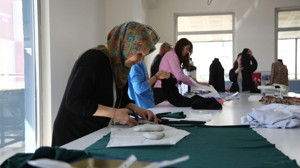 Etimesgut Belediyesi kursiyerlerinden ihtiyaç sahibi çocuklara kıyafet desteği