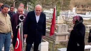 Başkan Acar, şehitlerin kabrini ziyaret etti