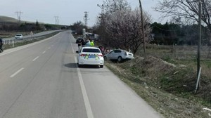 Beypazarı'nda meydana gelen kazada otomobil şarampole düştü