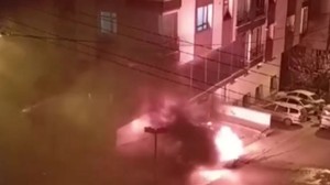 Keçiören’de otomobil alev aldı: Mahalleli müdahale etti