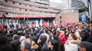 CHP Genel Merkezi'nde İBB Başkanı İmamoğlu'nun gözaltına alınmasına tepki eylemi