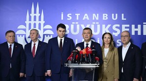 Gültekin Uysal'dan İBB’ye destek ziyareti: Demokrasiye ve Cumhuriyete sahip çıkmalıyız"