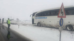 Yozgat’ta kar sebebiyle 73 köy yolu kapandı, yola saplanan otobüsteki 22 yolcu kurtarıldı