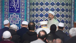 Diyanet İşleri Başkanı Erbaş, Yenimahalle'de teravih namazı kıldırdı
