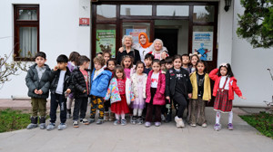 Altındağlı miniklerden anlamlı "Yaşlılar Haftası" ziyareti