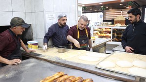 Başkan Ercan, ramazan ayında esnafla birlikte pide pişirdi