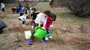 Altındağlı minikler, 300 fidanı toprakla buluşturdu