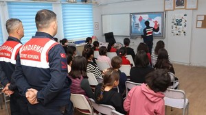 Kırşehir’de Jandarma soğuk havaya aldırış etmeden öğrencilerle buluştu