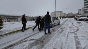Yozgat'ta kar ve buzlanma vatandaşlara zor anlar yaşattı