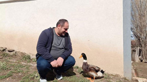 Ördekle kurduğu dostluk görenleri hayrete düşürüyor