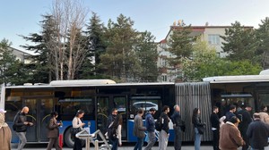 Gayret Mahallesi’nde otobüs çilesi! Durak önlerinde uzun kuyruklar oluşuyor