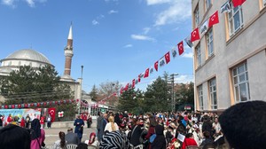 Ankara’da 23 Nisan coşkusu: Balkonlar bayrakla, sokaklar çocuklarla doldu