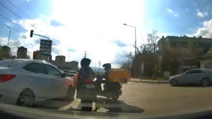 Ankara’da trafik tartışması kavgaya dönüştü! Kadın kurye saldırgana kaskıyla kafa attı