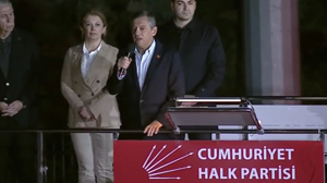 Özgür Özel'e yapılan saldırı sonrası vatandaşlar CHP Genel Merkezi'nde.. Özel'den sert mesaj: Diz çökmeyeceğiz, teslim olmayacağız!