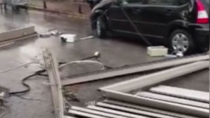 Keçiören’de fırtına felaketi kıl payı atlatıldı! Bina sundurması 3 aracın üzerine devrildi