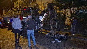 Seyir halindeki motosiklet 10 tonluk iş makinesine çarptı: 2 yaralı