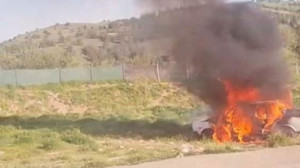 Çankaya'da boş arazide araç yangını!