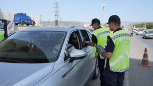 Kırıkkale'de trafik ekipleri yolculara şeker ikram etti