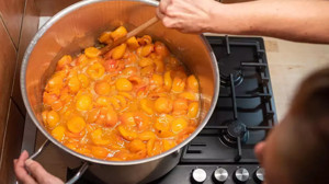 Kayısı reçeli nasıl yapılır, püf noktası nedir, kayısı reçelinin kaç dakika pişmesi gerekiyor, kayısı reçelinin kararmaması için ne yapılması gerekiyor?