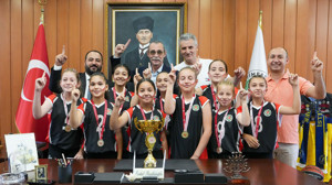 Etimesgut’un şampiyon minikleri Başkan Beşikcioğlu’nu ziyaret etti