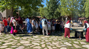 Altınköy’de aşure bereketi paylaşıldı