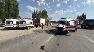 Ankara Çubuk’ta Ambulans ile Tır Çarpıştı: 5 Kişi Yaralandı