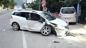 Kastamonu’da otomobilin park halindeki araca çarptığı kazada 2 kişi yaralandı