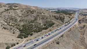 43 ilin geçiş güzergâhı Kırıkkale'de kitlenen trafik, yoğun araç kuyruklarına yol açtı